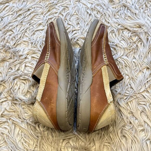 crocs Men's Walu Express Leather M Slip-On Loafer, Khaki/Walnut, 9 US - Picture 6 of 7